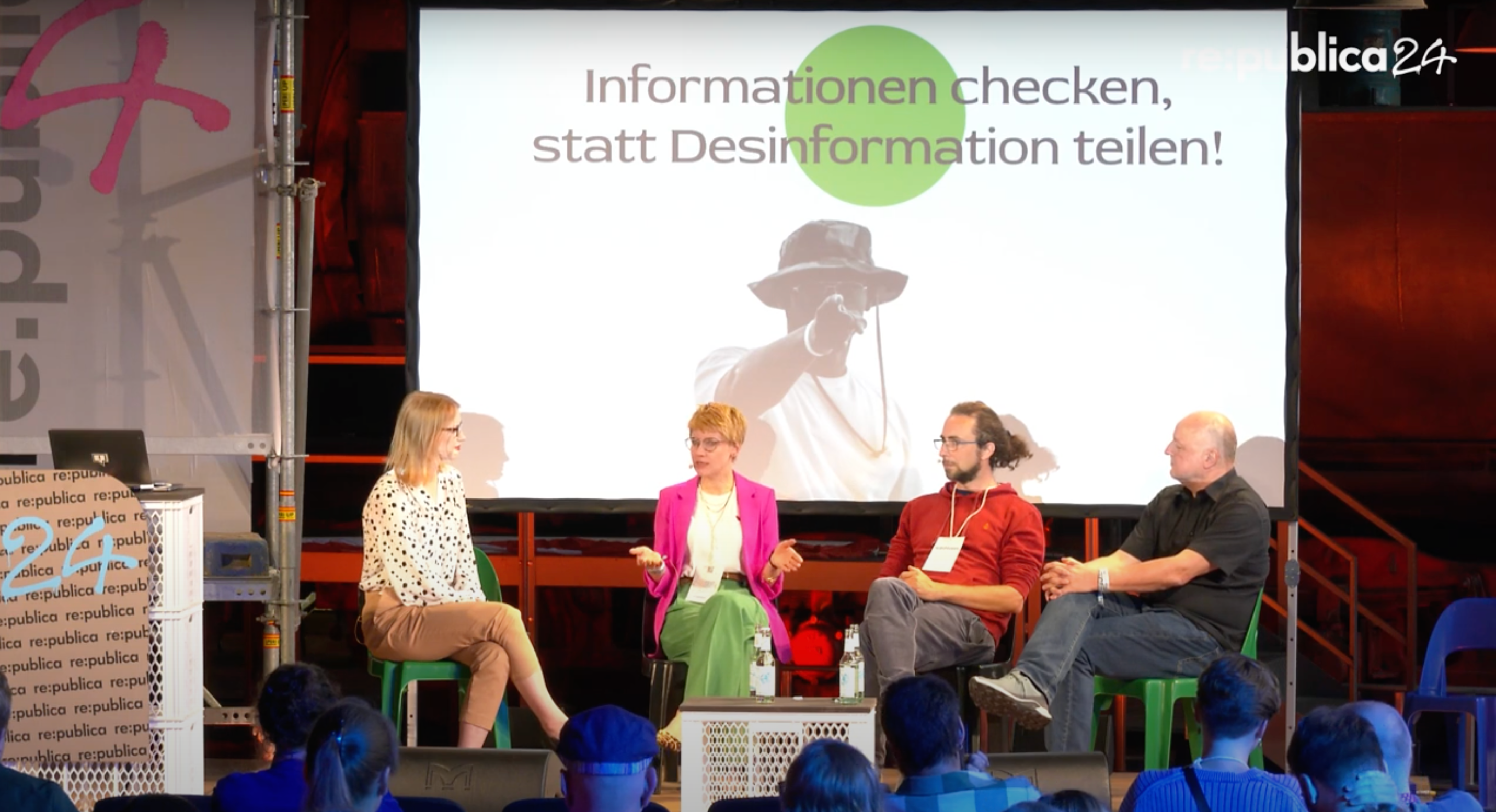 Benjamin Werner und Caroline Lindekamp vom Faktenforum saßen auf der re:publica-Bühne zwischen Lisa Hegemann (ZEIT Online) und Jochen Spangenberg (Deutsche Welle).